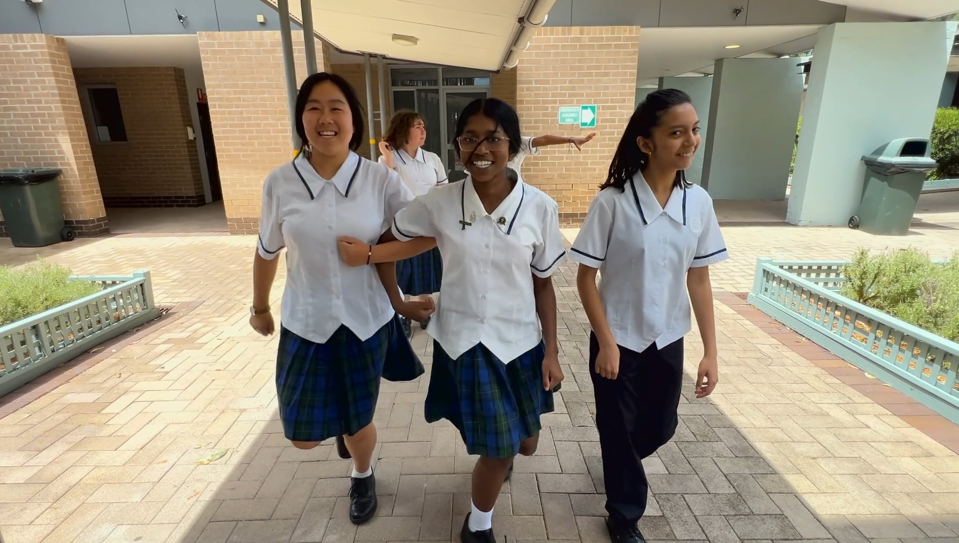 741601557965295_1393825979409513-1